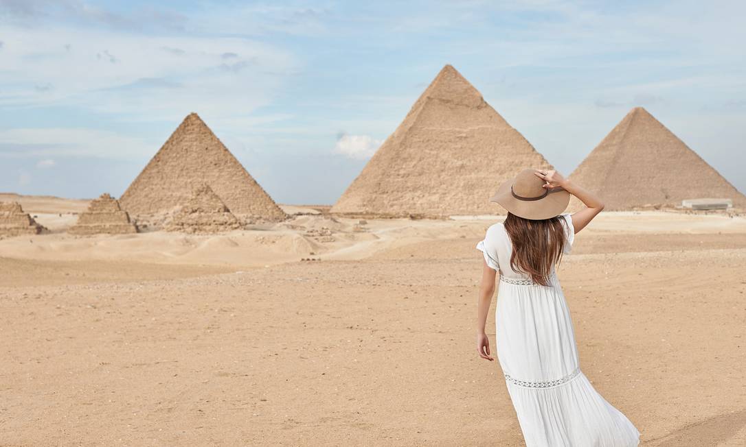 Visitante nas Pirâmides de Gizé, nos arredores do Cairo, no Egito Foto: YEHIA EL ALAILY / Divulgação