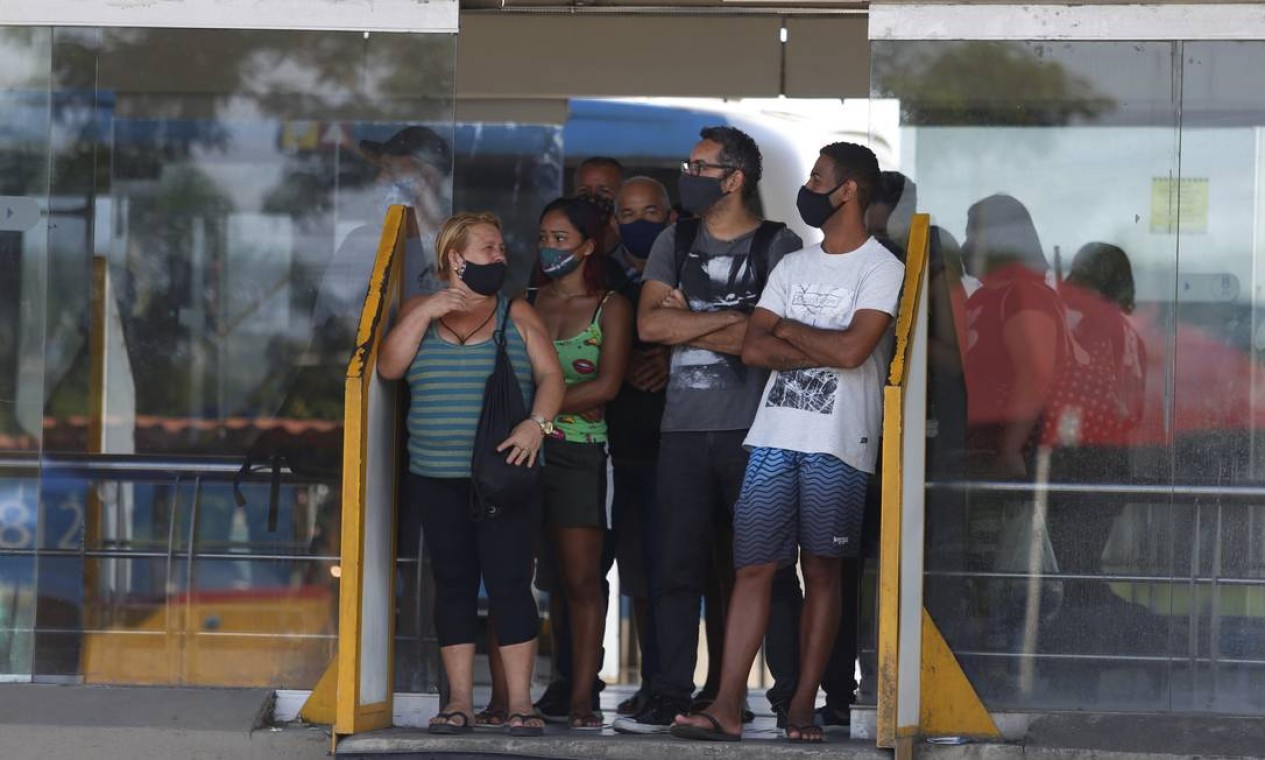 Por sete horas, funcionários cruzaram os braços para reivindicar pagamento dos 30% restantes do 13º salário Foto: Fabiano Rocha / Agência O Globo