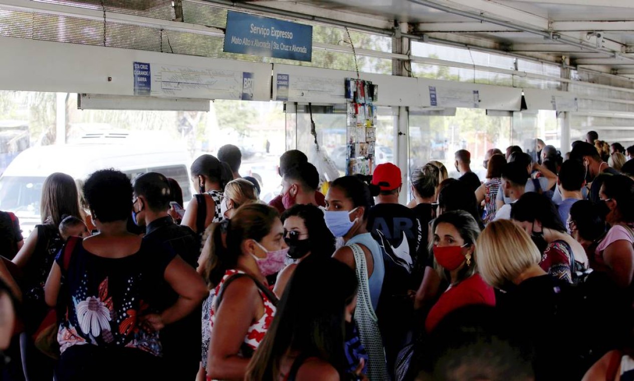 A recomendação da prefeitura do Rio é que cariocas evitem aglomeração, mas faz valer a própria orientação na prestação do serviço de transporte Foto: Fabiano Rocha / Agência O Globo