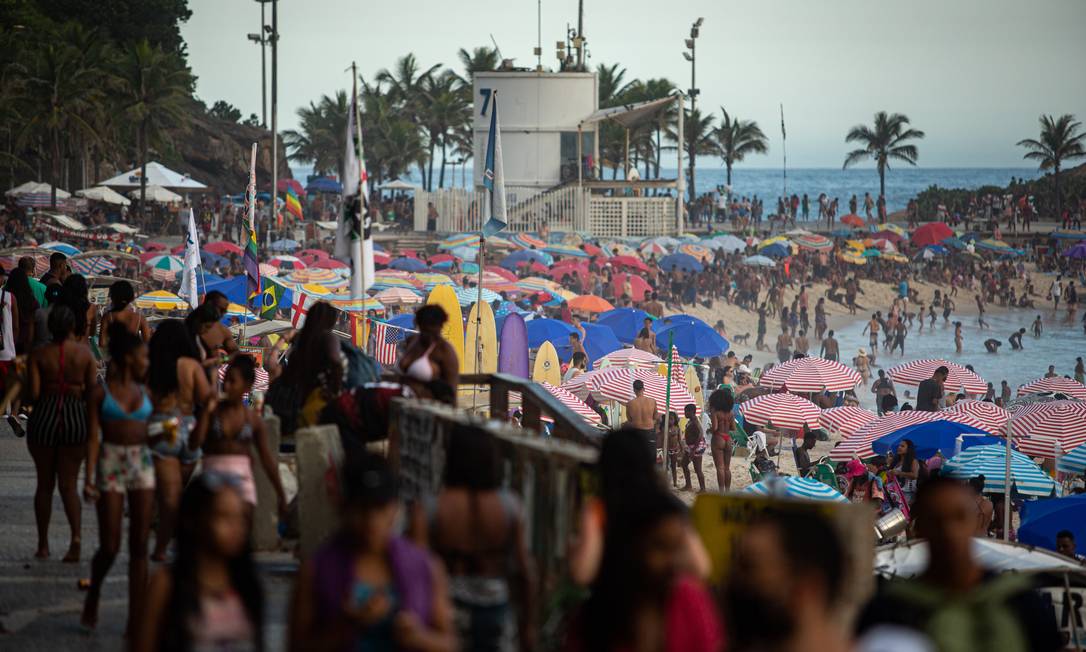  Aumento de casos de covid no Rio: Orla da Zona Sul do Rio com aglomeração e desrespeito às normas de seguranca Foto: Hermes de Paula / Agência O Globo