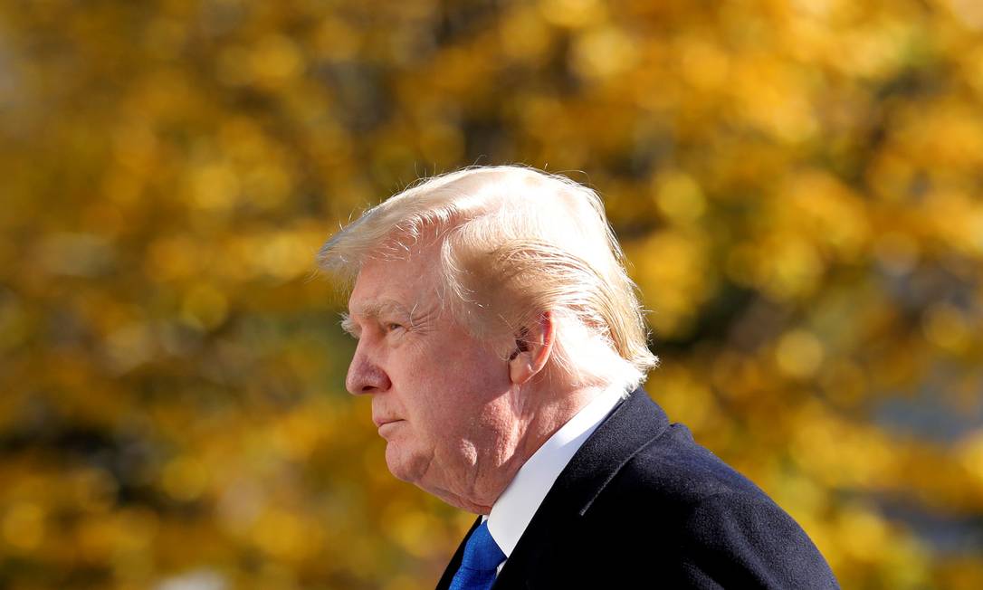 O presidente Donald Trump caminha pelos jardins da Casa Branca Foto: YURI GRIPAS / REUTERS/29-11-2020