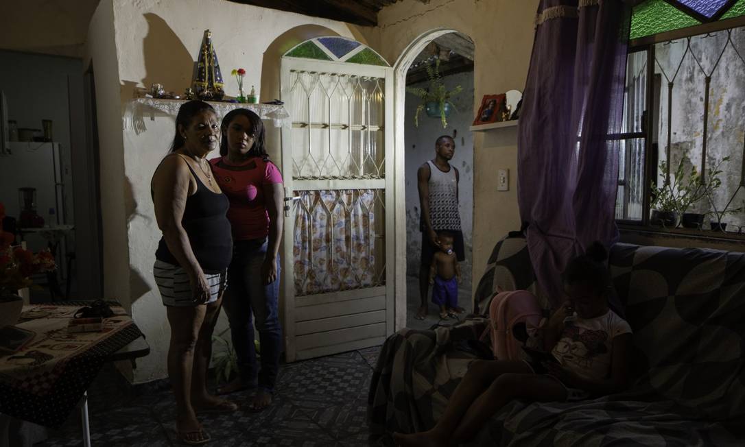 Marlene com a família, na casa em que mora em São Gonçalo: filho não merecia indiferença ao pedir ajuda Foto: Gabriel Monteiro / Agência O Globo