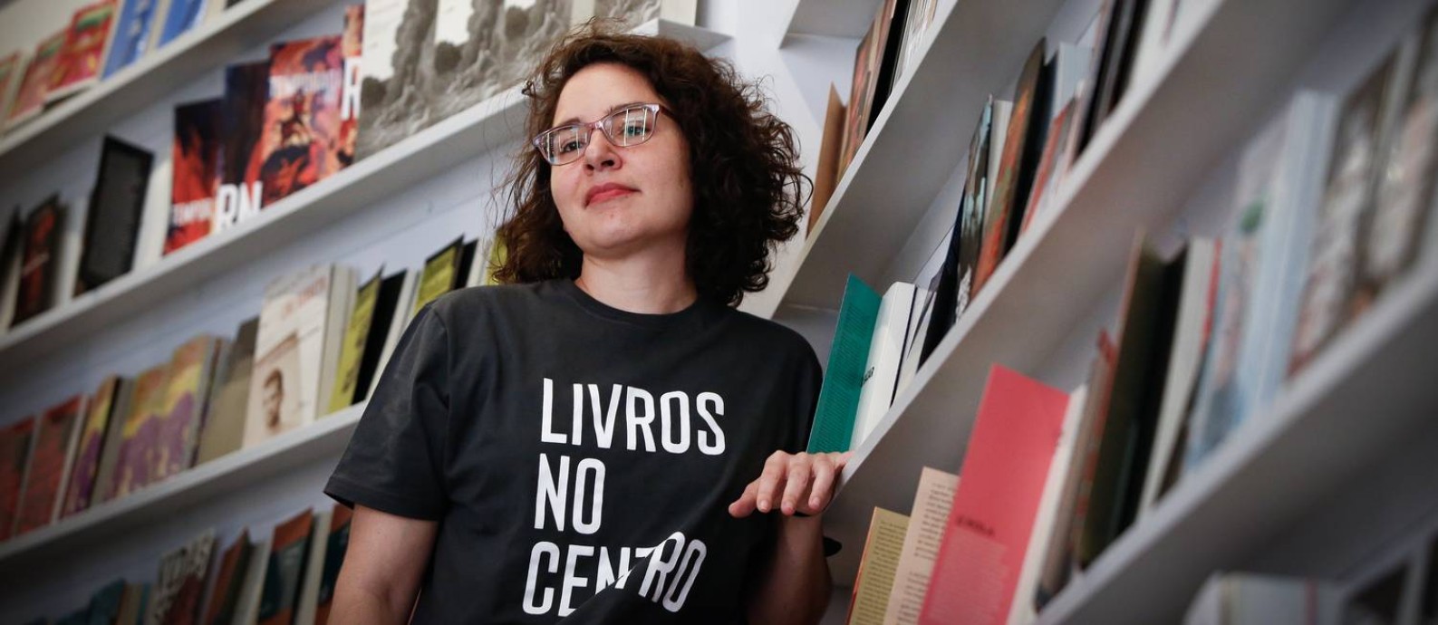 Fernanda Diamant, ex-curadora da Flip, na Megafauna, livraria que ela acaba de abrir em São Paulo Foto: Pablo Jacob / Agência O Globo