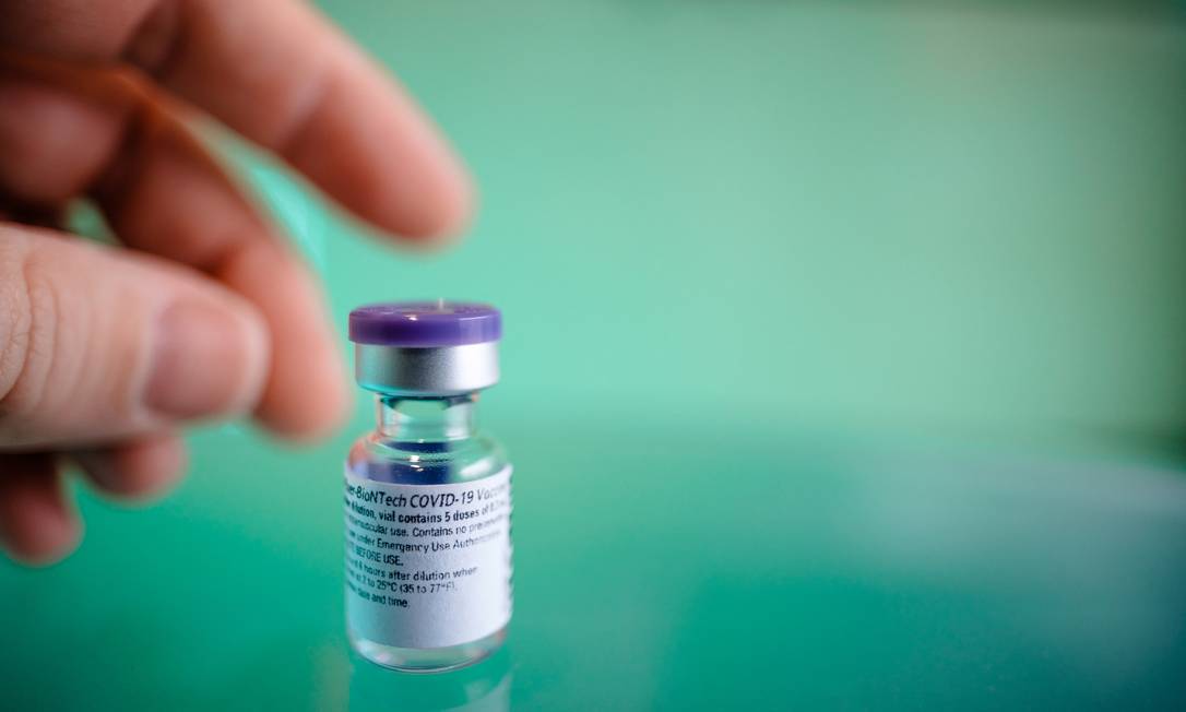 Uma dose da vacina contra Covid-19 desenvolvida pela Pfizer: influência nos rumos da economia Foto: Reuters