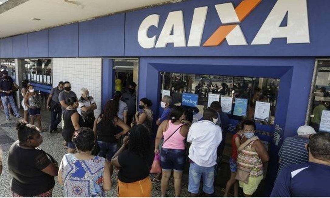Fila em frente a uma agência da Caixa para recebimento do auxílio emergencial Foto: Agência O Globo