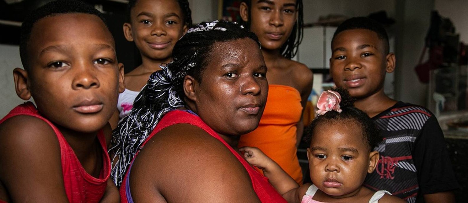 Joyce Oliveira da Silva, de 35 anos, é mãe de cinco filhos, recebe o bolsa família e o auxílio emergencial Foto: Hermes de Paula / Agencia O Glob / Agência O Globo