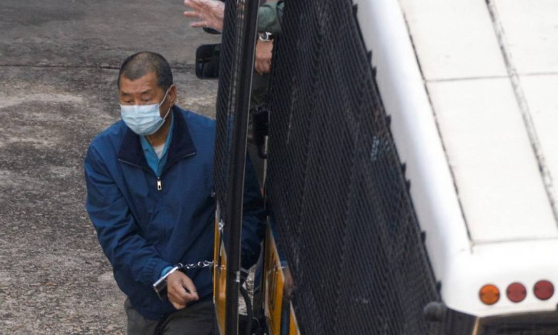 Magnata da mídia de Hong Kong, Jimmy Lai, ao chegar na prisão após ter sua fiança negada Foto: TYRONE SIU / REUTERS