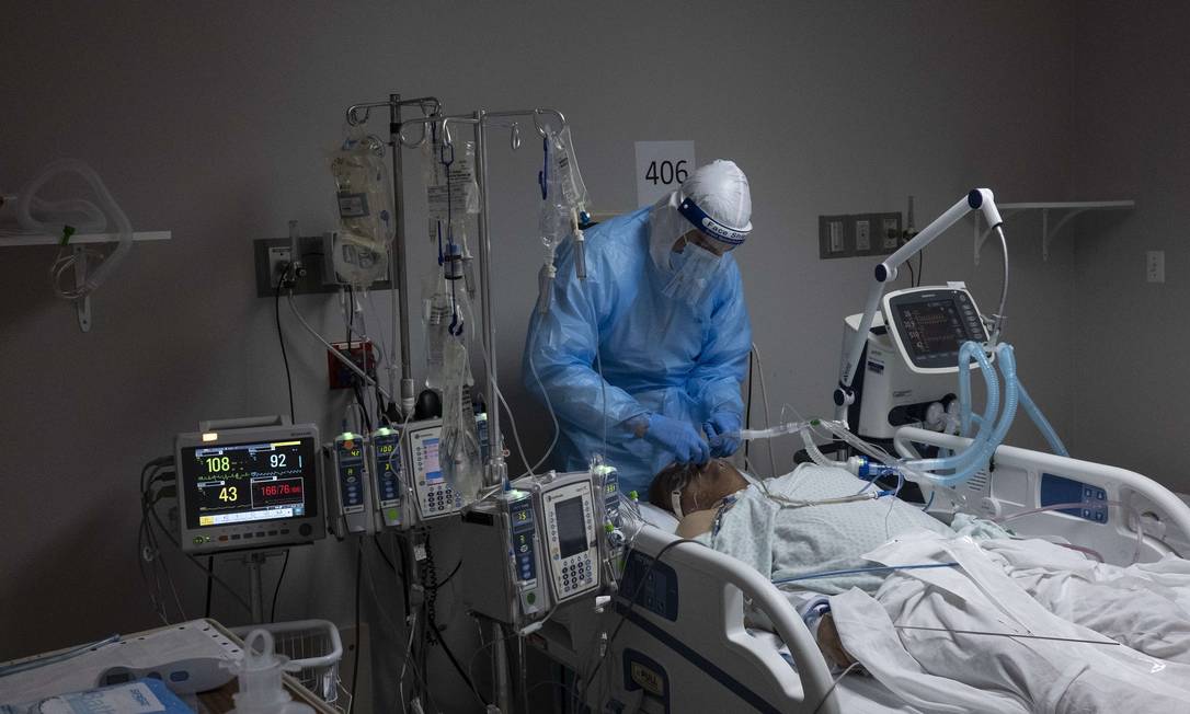 Médico cuida de paciente com coronavírus em Unidade de Tratamento Intensivo em um hospital em Houston, no Texas Foto: Go Nakamura / AFP