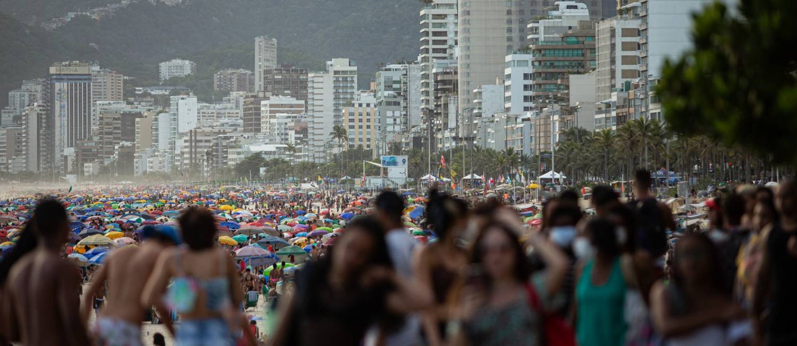 Aglomeração na praia de Ipanema, na Zona Sul, na última segunda-feira (30); estado do Rio tem mortalidade por Covid-19 mais alta do país Foto: Hermes de Paula / Agência O Globo