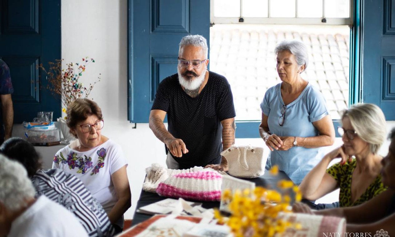 Ronaldo Fraga faz curadoria de artesãs de Mariana (MG) para o projeto que  reúne itens de decoração e gastronomia - Jornal O Globo