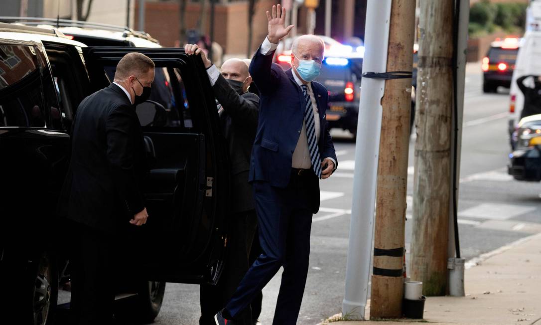 O presidente eleito dos EUA, Joe Biden, acena ao chegar ao The Queen em Wilmington, Delaware, para gravar uma entrevista à CNN Foto: JIM WATSON / AFP/03-12-2020