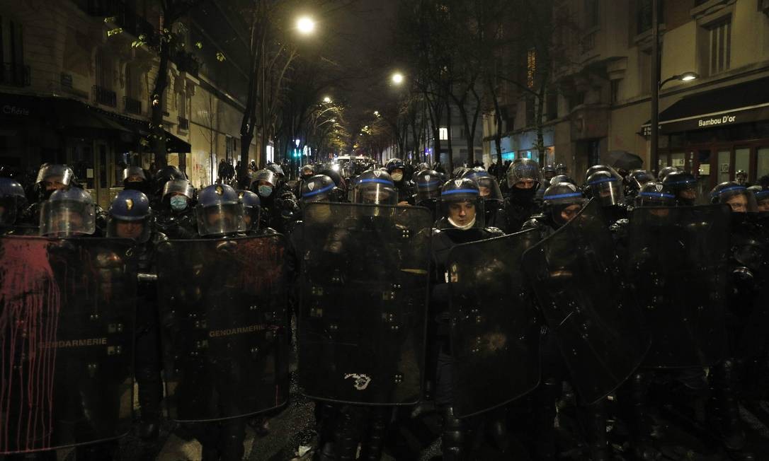 Riot police stand guard during a demonstration against Macron's global security bill in Paris Photo: GEOFFROY VAN DER HASSELT / AFP