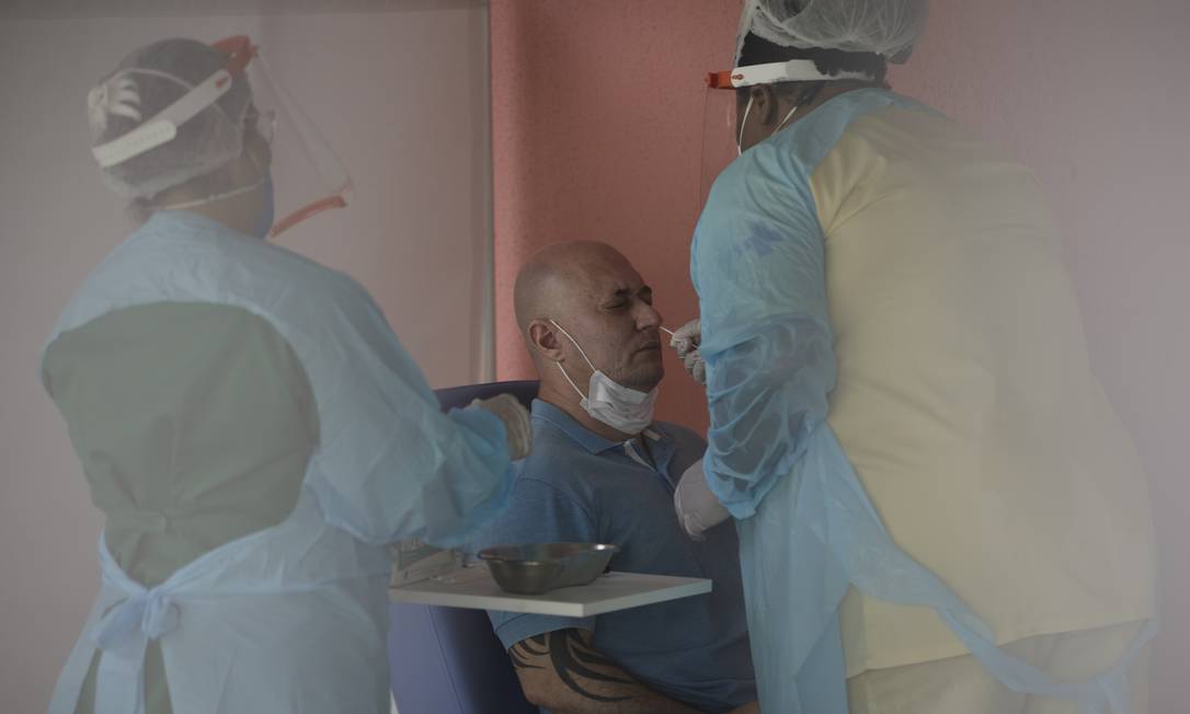 Cidadão faz o exame RT-PCR no Hospital Estadual Alberto Torres, em São Gonçalo: unidade realizou 164 testes nesta sexta-feira. Foto: Márcia Foletto / Agência O Globo