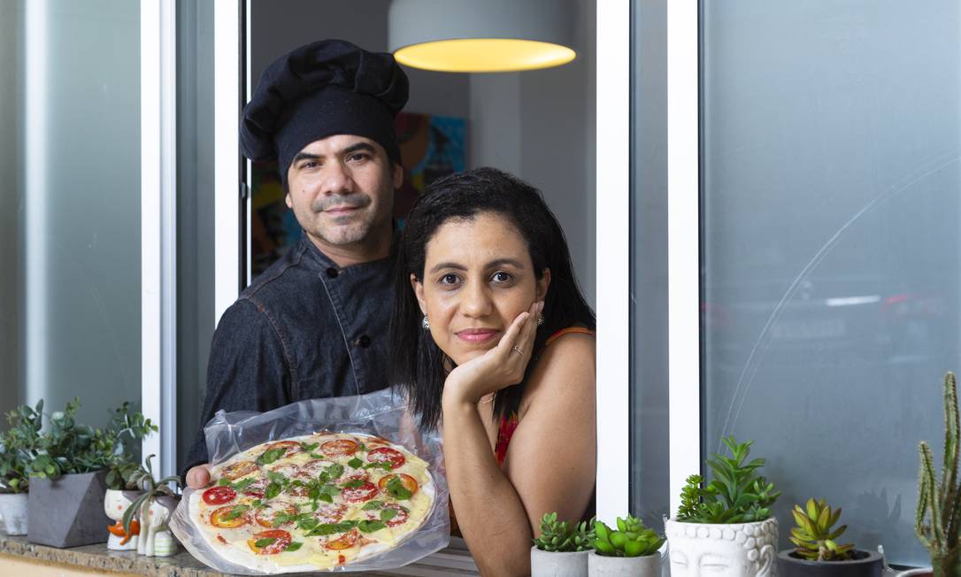 O casal de empreendedores Danielle Magalhaes e Marcio Abreu e Silva viu a demanda pelo bufê de pizzas cair e os preços subirem Foto: Leo Martins / Agência O Globo