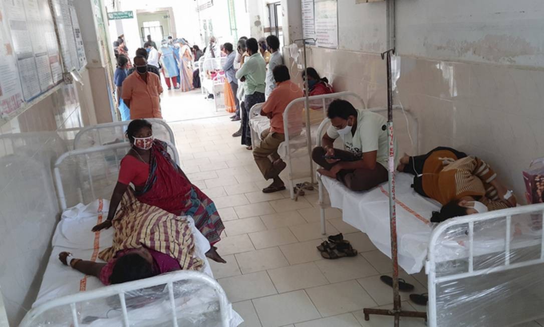 Pacientes internados em Eluru com sintomas de nova doença misteriosa na Índia Foto: AP
