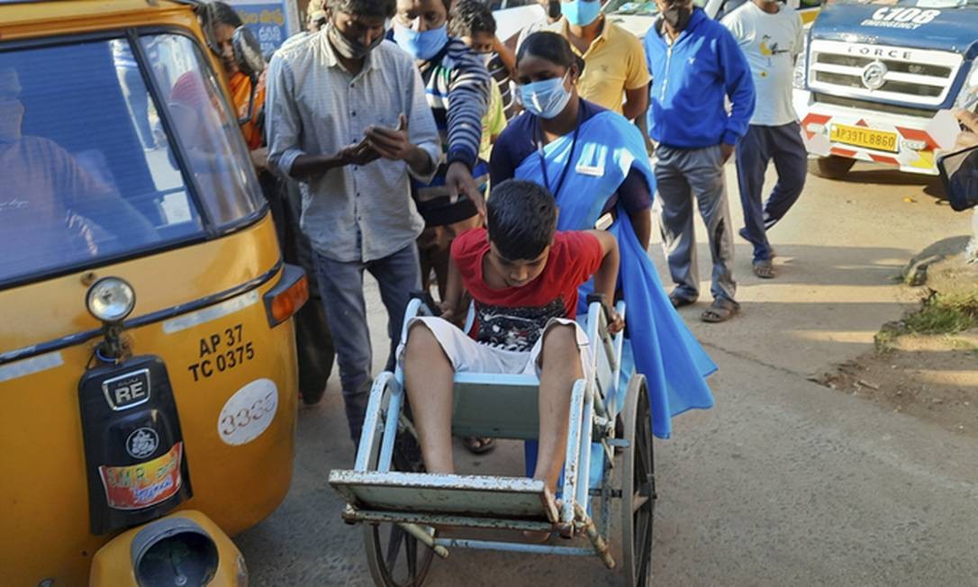 Jovem paciente é levado ao hospital de Eluru em cadeira de rodas Foto: AP