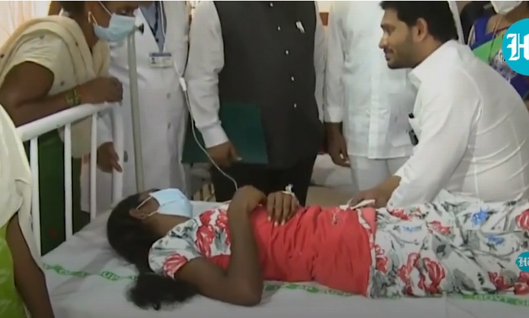 Ministro-chefe de Andhra Pradesh visita pacientes com doença misteriosa em hospital de Eluru Foto: Reprodução