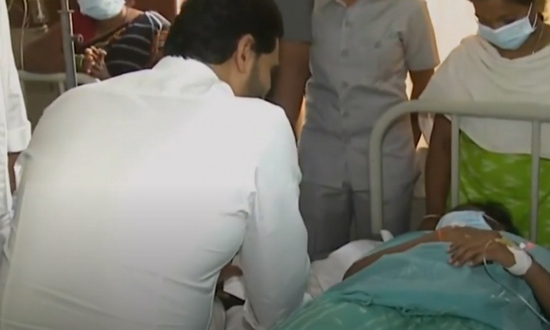 Ministro Jaganmohan Reddy visita pacientes com doença misteriosa na Índia Foto: Reprodução