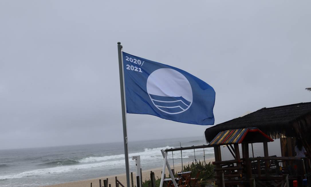 Bandeira Azul é hasteada na Praia da Reserva, na Barra da Tijuca Foto: Jorge Antônio Pex / Divulgação/Prefeitura do Rio