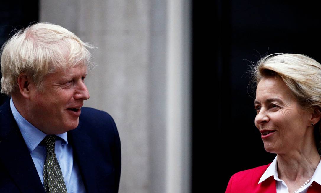 Primeiro-ministro do Reino Unido, Boris Johnson, e presidente da Comissão Europeia, Ursula von der Leyen, durante encontro em Londres Foto: HENRY NICHOLLS / REUTERS / 8-1-2020