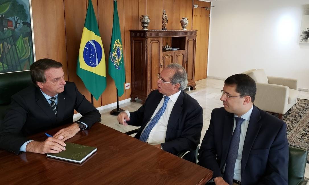 Presidente Jair Bolsonaro, o ministro Paulo Guedes e o advogado-geral da União, José Levi Foto: Divulgação/