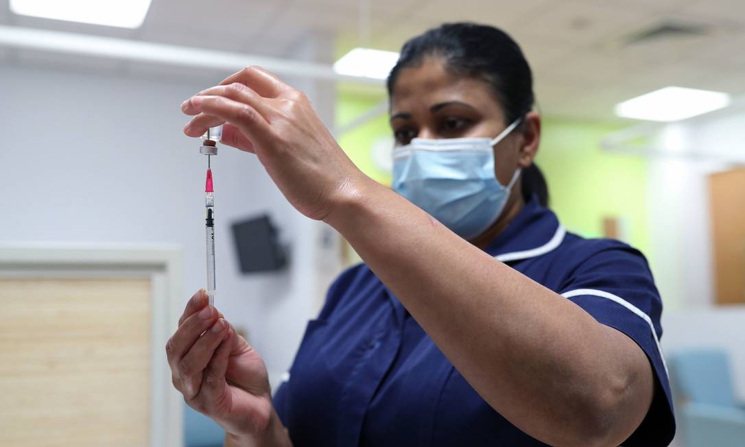 Enfermeira britânica segura seringa com dose da vacina contra a Covid-19 da Pfizer/BioNTech. Foto: YUI MOK / AFP