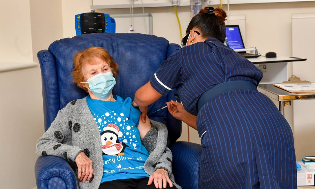 Margaret Keenan, uma avó britânica de 90 anos, tornou-se a primeira pessoa no mundo a receber a vacina da Pfizer contra a Covid-19, no início da campanha britânica de vacinação em massa, em 8 de dezembro de 2020 Foto: Jacob King / REUTERS