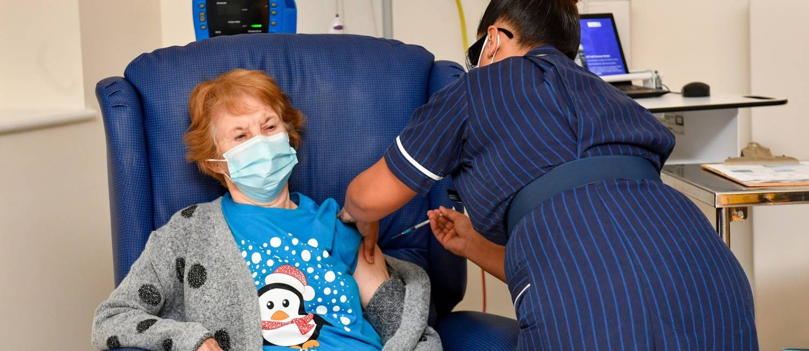 Margaret Keenan, uma avó britânica de 90 anos, tornou-se a primeira pessoa no mundo a receber a vacina da Pfizer contra a Covid-19, no início da campanha britânica de vacinação em massa Foto: Jacob King / REUTERS