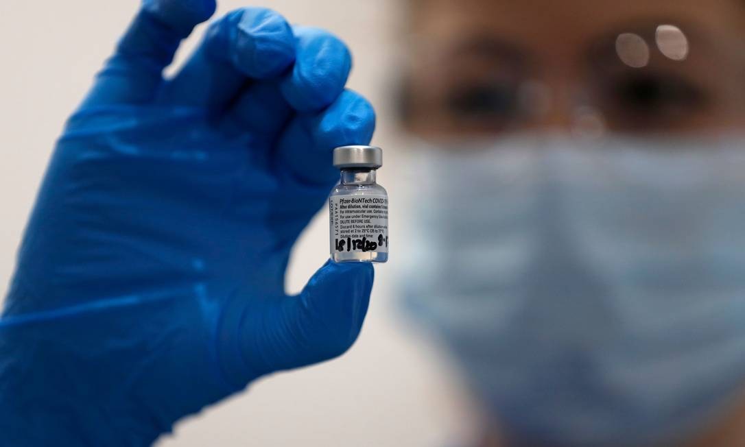 Uma enfermeira segura um frasco da vacina Pfizer-BioNTech COVID-19 no Guy's Hospital em Londres Foto: FRANK AUGSTEIN / AFP