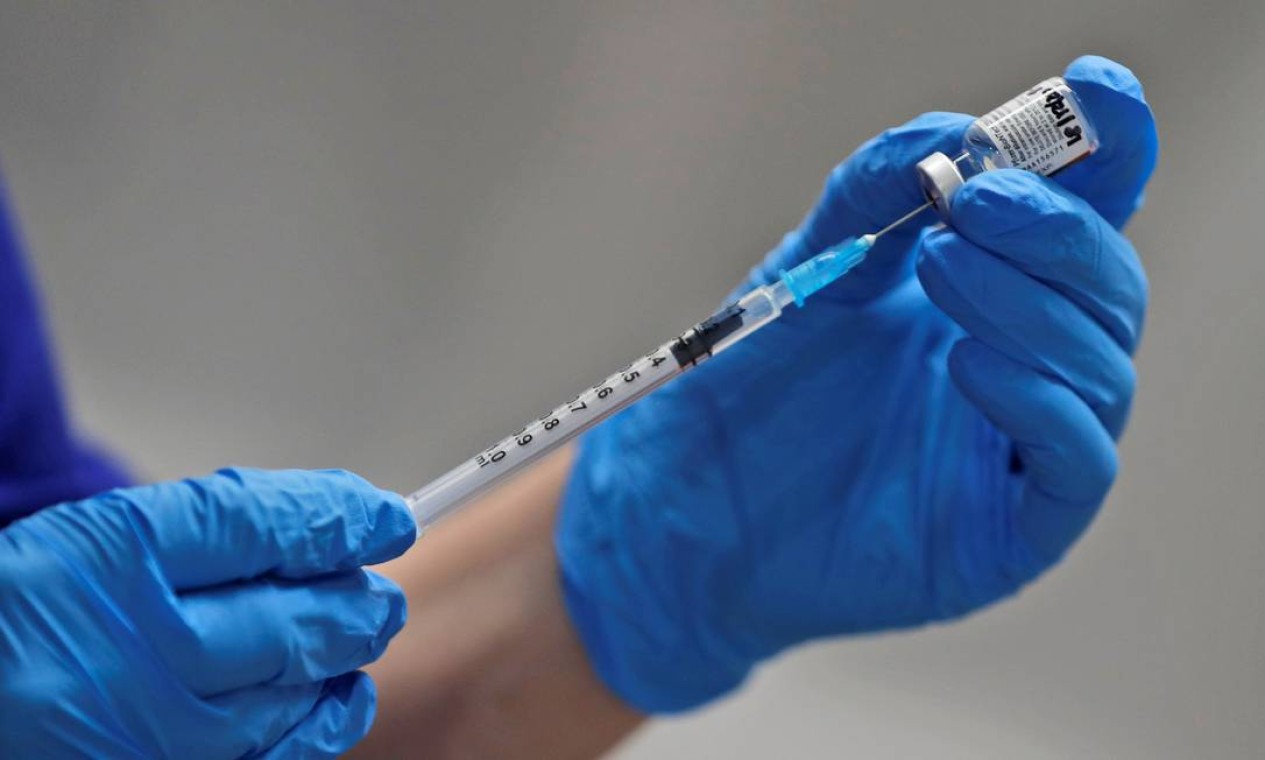 O início da campanha britânica de vacinação contra o novo coronavírus é a primeira a ser adotada dentro de protocolos usuais de saúde pública Foto: POOL / REUTERS