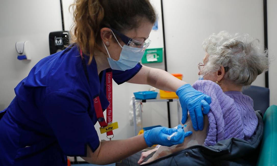 A nurse administers the Covid-19 vaccine at Guy's Hospital in London Photo: FRANK AUGSTEIN / AFP