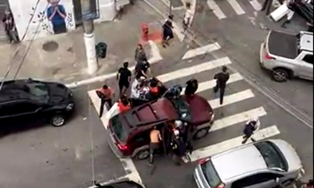 Grupo faz arrastão e quebra carros na região da Cracolândia, no Centro de São Paulo - Jornal O Globo