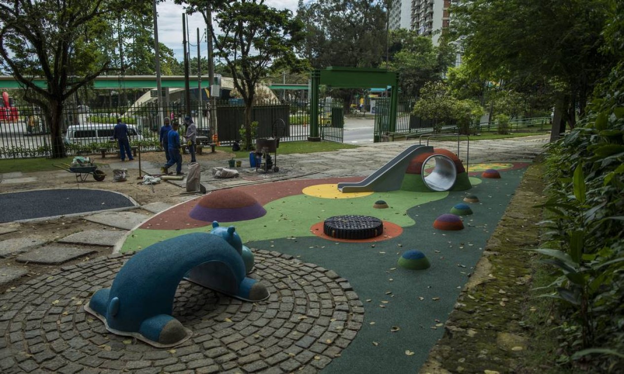 Os jardins também foram limpos e foram instalados um parque infantil e uma academia para terceira idade Foto: Guito Moreto