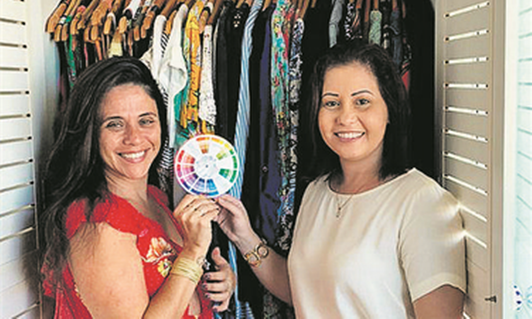 Cintia Fevereiro (à direita), com sua cartela de cores, ajuda a cliente Carolina Fernandes Foto: Divulgação