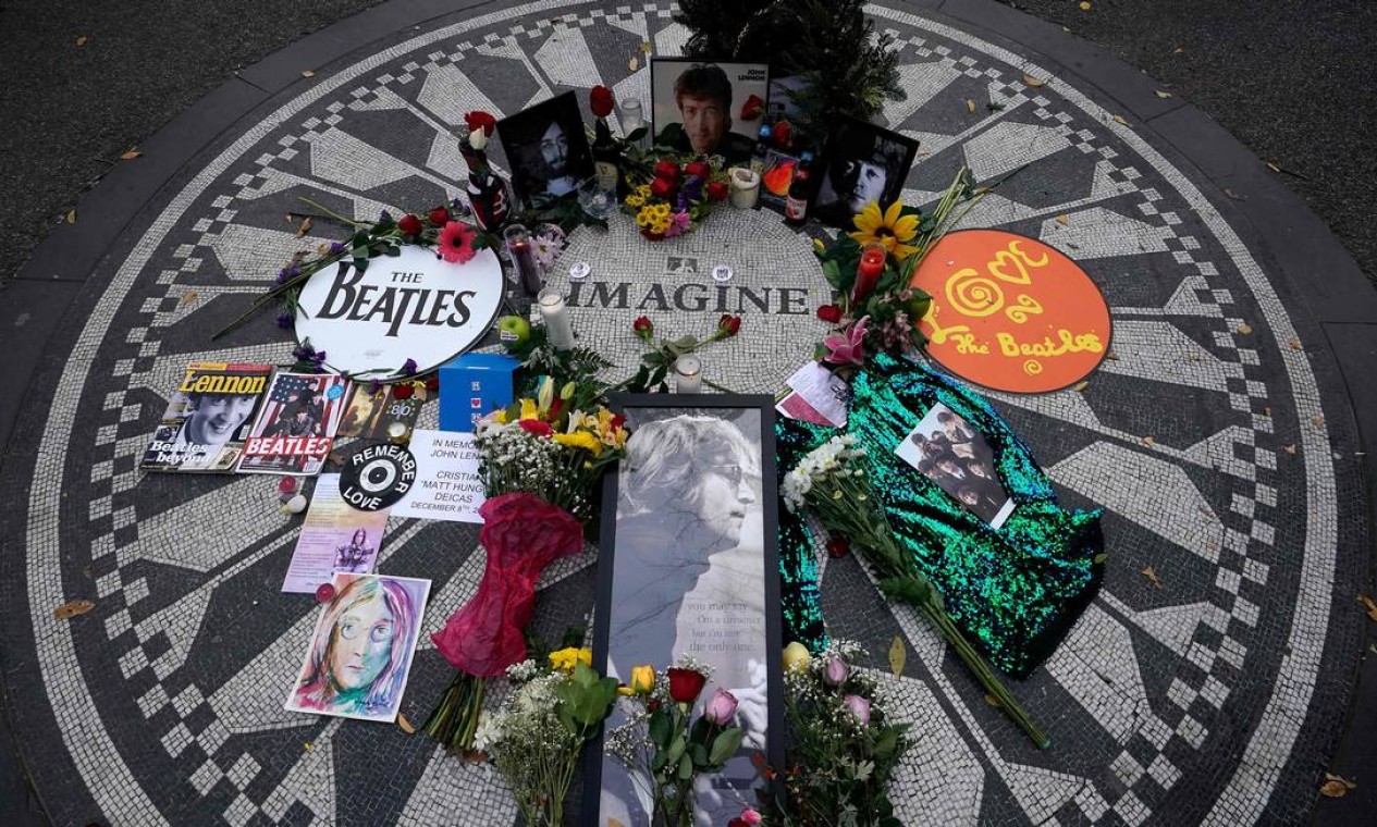 Monumento a John Lennon, em Strawberry Fields, no Central Park, em Nova York, EUA, recebe homenagens pelo 40º aniversário da morte a estrela dos Beatles Foto: TIMOTHY A. CLARY / AFP