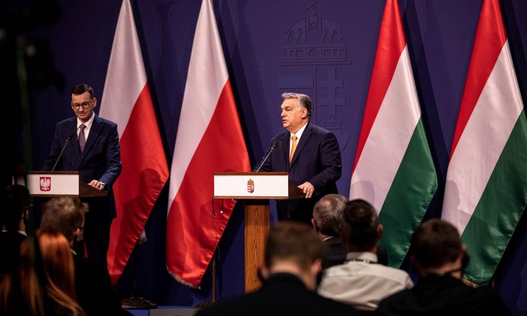 Premier polonês, Mateusz Morawiecki, e presidente húngaro, Viktor Orbán, durante declaração conjunta em Budapeste Foto: Zoltan Fischer / via REUTERS / 26-11-2020