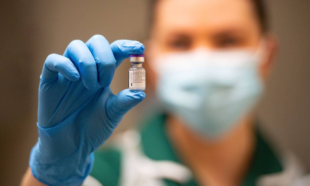 Enfermeira segura um frasco da vacina da Pfizer/BioNTech contra Covid-19 Foto: POOL / REUTERS