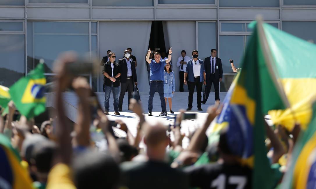 Manifestação a favor do presidente Jair Bolsonaro, em Brasília, que provocou aglomeração. Na foto, o presidente aparece na rampa do Palácio do Planalto Foto: Jorge William / Agência O Globo