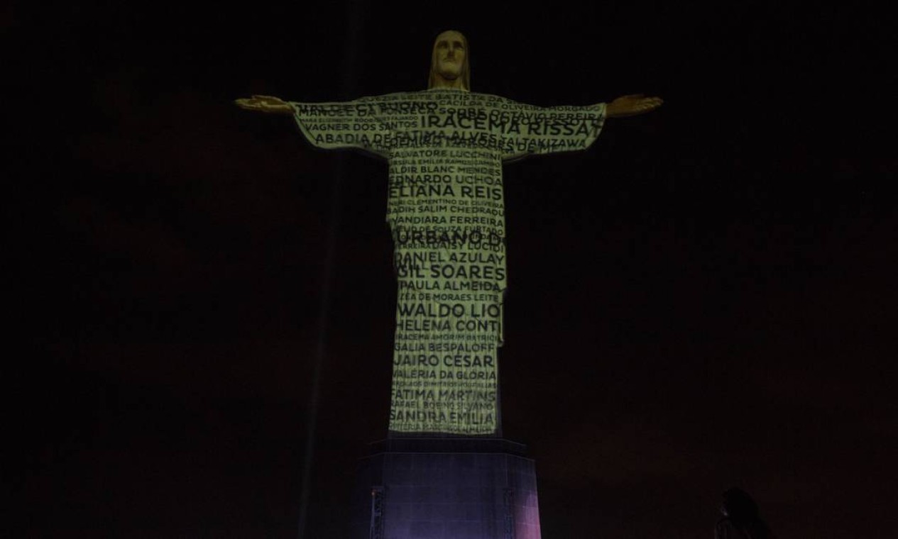 Homenagem. Nomes de vítimas da Covid são projetados sobre a estátua do Cristo Redentor Foto: Guito Moreto / Agência O Globo - 01/07/2020
