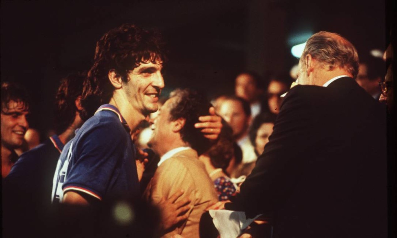 Paolo, eleito o melhor da
Copa de 1982, é festejado após
a final contra Alemanha Foto: Arquivo / Agência O Globo