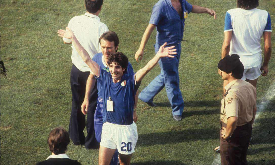 Paolo Rossi, herói italiano em 1982, acena para a torcida após a partida em que eliminou o Brasil Foto: Erno Schneider/Arquivo O Globo
