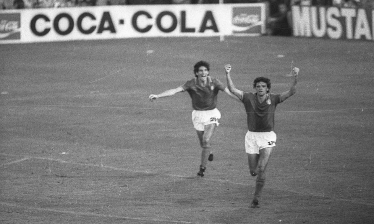 Paolo e Autobelli comemoram terceiro gol da Itália na final da Copa do Mundo de 1982, contra a Alemanha Foto: Luiz Pinto / Agência O Globo