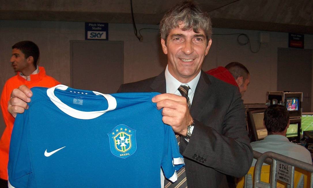 Em 2006, Paolo Rossi exibe uma camisa da seleção brasileira Foto: Fernando Duarte /  