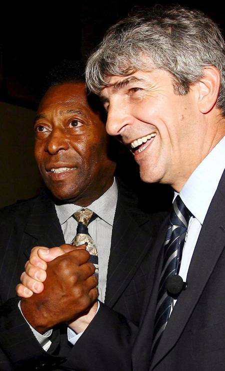 Paolo Rossi cumprimenta Pelé após receber o prêmio "Artemio Franchi", em maio de 2006. Rossi foi o herói do título mundial da Itália na Copa da Espanha, em 1982 Foto: Carlo Ferraro / EFE