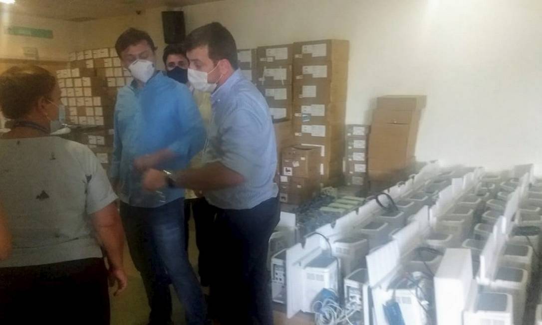 Equipe do futuro secretário municipal de Saúde,Daniel Soranz, visita o Hospital Ronaldo Gazolla, em Acari: equipamentos comprados da China ainda sem uso Foto: Divulgação