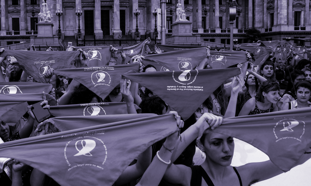 Ativistas reivindicam legalização do aborto em manifestação em frente ao Congresso argentino, em fevereiro em 2018: projeto sobre o tema, votado à época, não foi aprovado, mas pressão de movimentos sociais favoráveis à medida aumentou desde então Foto: RAUL FERRARI/AFP/19-2-2018