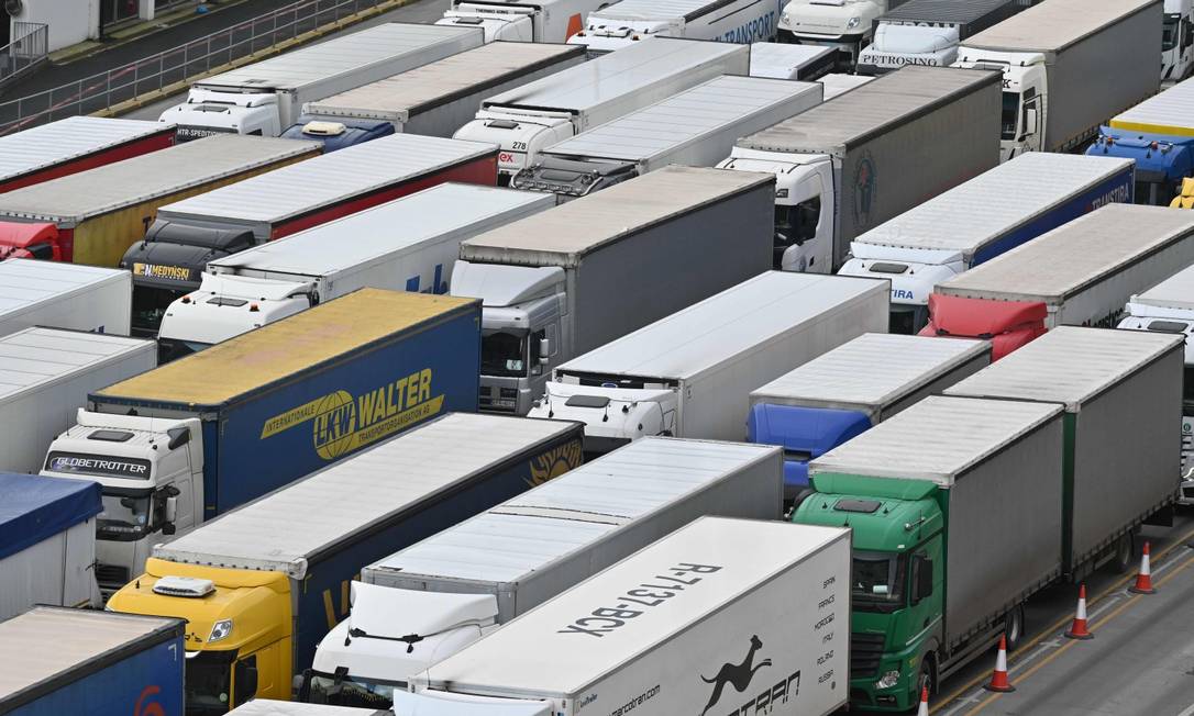 Caminhões fazem fila para entrar no porto britânico de Dover, na costa Sul do país Foto: JUSTIN TALLIS / AFP