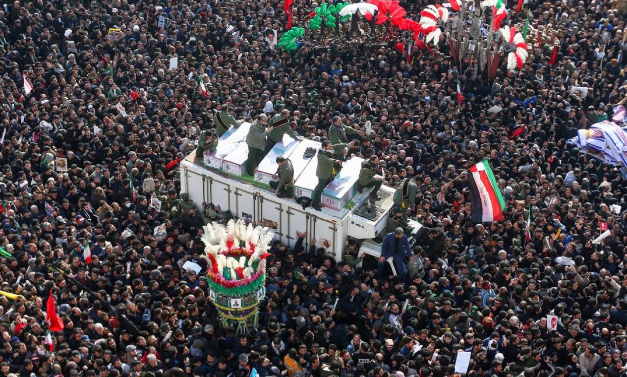 Janeiro - Multidão participa do funeral do major-general Qassem Soleimani, um dos homens mais poderosos do Irã, morto em bombardeio dos Estados Unidos na capital Teerã Foto: WANA NEWS AGENCY / VIA REUTERS - 06/01/2020
