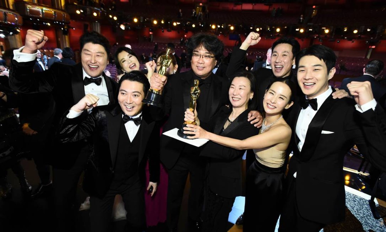 Fevereiro - 'Parasita', o filme do diretor coreano Bong Joon Ho, fez história no Oscar 2020. Foram quatro estatuetas: melhor diretor, melhor roteiro original, melhor filme estrangeiro e também melhor filme, sendo o primeiro a ganhar o prêmio com um longa em idioma que não fosse a língua inglesa Foto: MATT PETIT / AFP - 09/02/2020