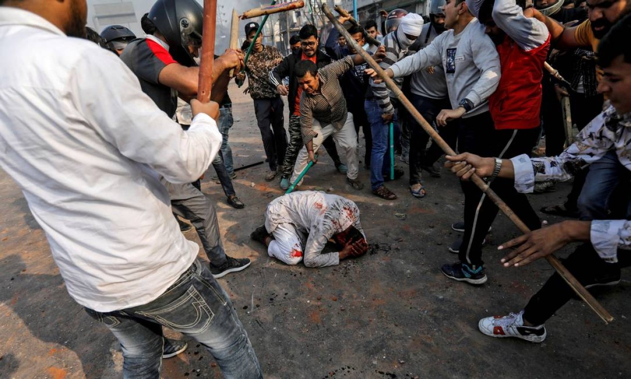 Fevereiro - O muçulmano Mohammad Zubair, 37 anos, é espancado por homens pró-hindus, durante protestos contra nova lei de cidadania, em Nova Delhi, Índia Foto: DANISH SIDDIQUI / REUTERS - 24/02/2020